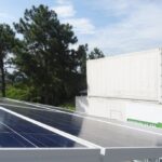 paineis solares sobre container