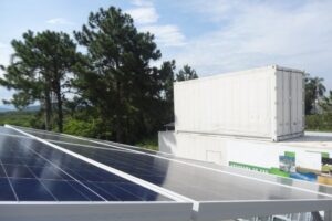 paineis solares sobre container