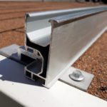 Estrutura fixação dos painéis solares no telhado americano