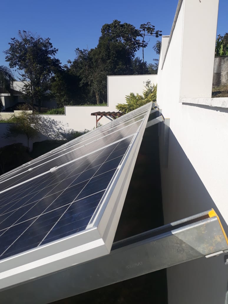painéis solares fotovoltaico apoiado no muro
