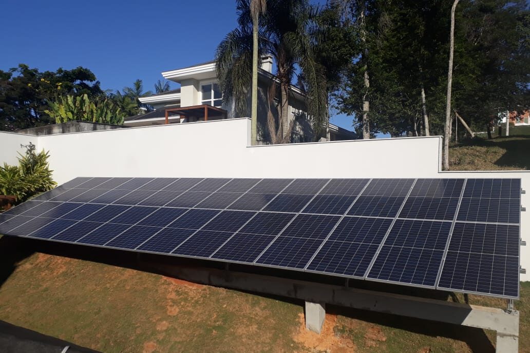 painéis solares fotovoltaico em terreno inclinado