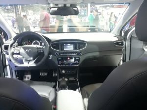 Dentro do carro Hyundai Ioniq