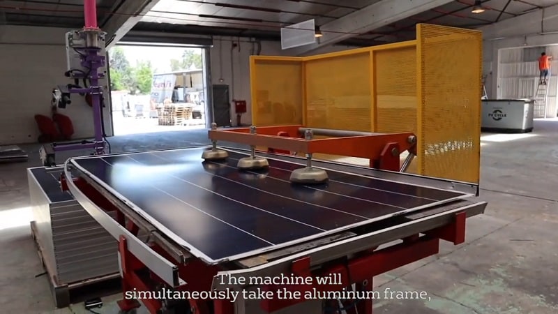 máquinas desmontam placas solares no processo de reciclagem
